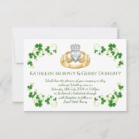 Traditioneller Irischer Claddagh Ring und Kleeblät