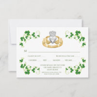 Traditioneller Irischer Claddagh Ring und Kleeblät