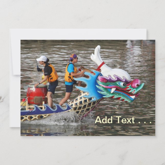 Traditionelles Drachenboot, das den Fluss hinunter (Vorderseite)