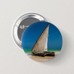 Traditionelles Fischerboot am Strand Button