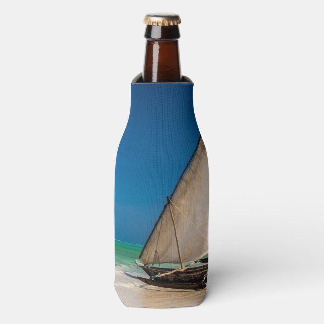 Traditionelles Fischerboot am Strand Flaschenkühler (Flaschenvorderseite)