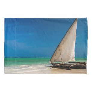 Traditionelles Fischerboot am Strand Kissenbezug