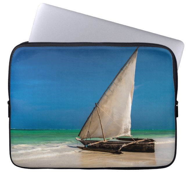 Traditionelles Fischerboot am Strand Laptopschutzhülle (Vorderseite)