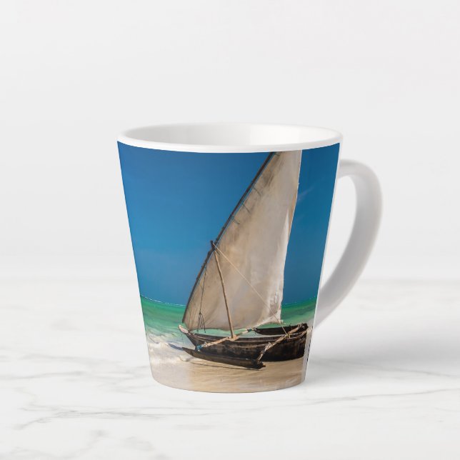 Traditionelles Fischerboot am Strand Milchtasse (Rechte Ecke)