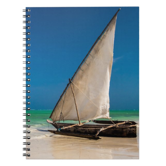 Traditionelles Fischerboot am Strand Notizblock (Vorderseite)