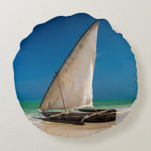 Traditionelles Fischerboot am Strand Rundes Kissen