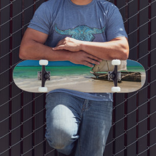 Traditionelles Fischerboot am Strand Skateboard