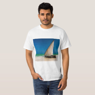 Traditionelles Fischerboot am Strand T-Shirt