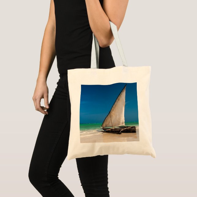 Traditionelles Fischerboot am Strand Tragetasche (Vorderseite (Produkt))