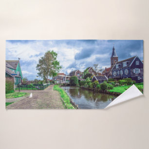 Traditionelles Fischerdorf Marken, Niederlande Badehandtuch