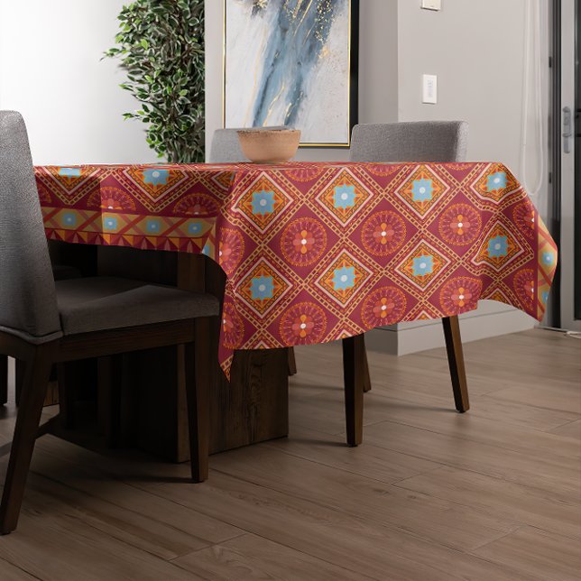 Traditionelles geometrisches Muster der Batik Tischdecke (A table is covered with a a Traditional Batik Ethnic Style Geometric Pattern Tablecloth.)