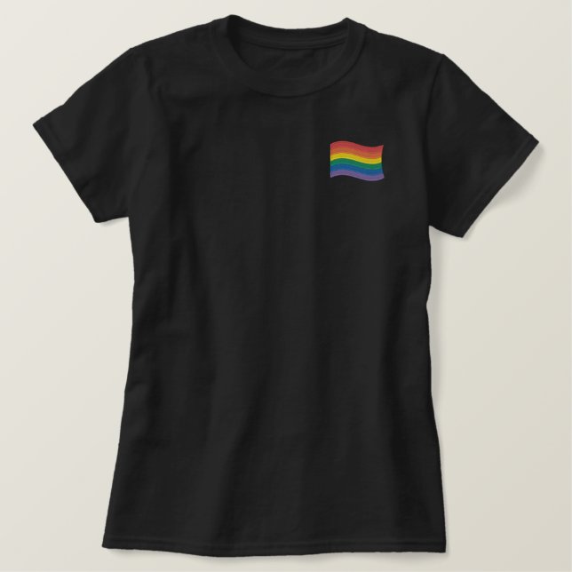 Traditionelles LGBTQ+-Flag mit besticktem Shirt (Design vorne)