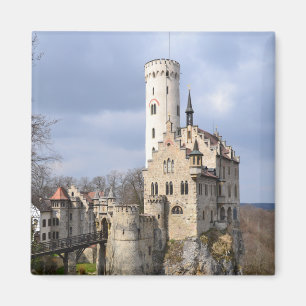Traditionelles Schloss auf dem Kliff am wolkigen T Magnet