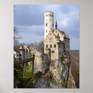 Traditionelles Schloss auf dem Kliff am wolkigen T Poster