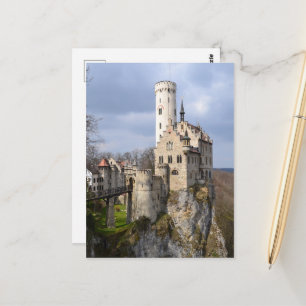 Traditionelles Schloss auf dem Kliff am wolkigen T Postkarte