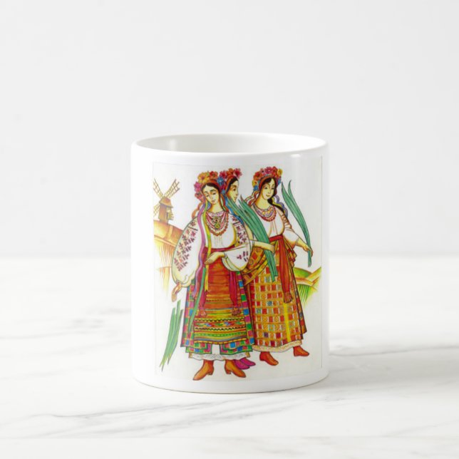 Traditionelles ukrainisches Kleid von Kyivschyna Kaffeetasse (Mittel)