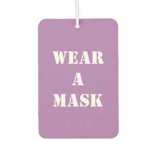 Tragen Sie eine Maske, einen Lavendel mit einem mi Autolufterfrischer