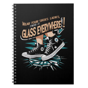 Tragen Sie Ihre Schuhe Ladys Es gibt überall Glas Notizblock