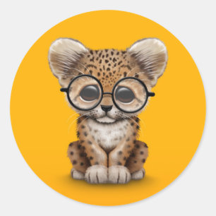 Tragende Gläser niedlicher Baby-Leopard-CUBs auf Runder Aufkleber