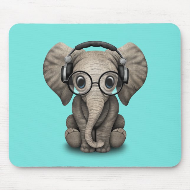 Tragende Kopfhörer und Glas niedlicher Mousepad (Vorne)
