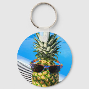 Tragende Sonnenbrille der Ananas am Swimmingpool Schlüsselanhänger