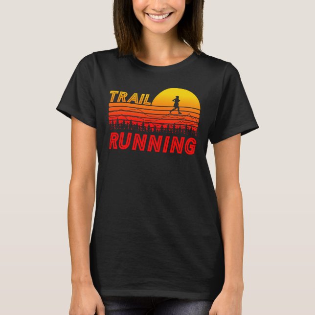 Trail Running im orangen Sonnenuntergang mit Berge T-Shirt (Vorderseite)