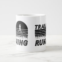 Trail Running im Sonnenuntergang mit Bergen