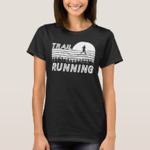 Trail Running im Sonnenuntergang mit Bergen 