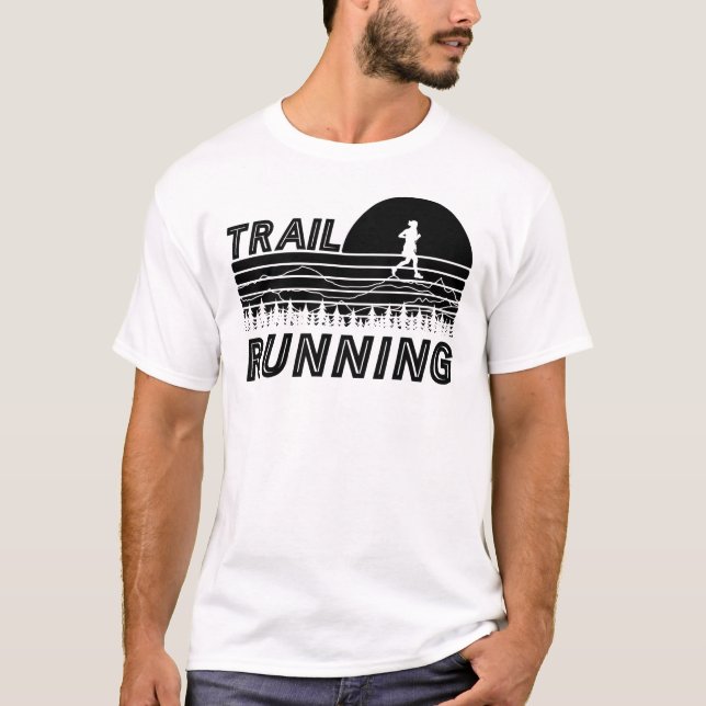 Trail Running im Sonnenuntergang mit Bergen  T-Shirt (Vorderseite)