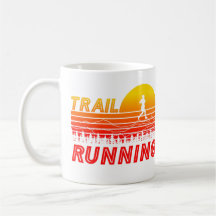 Trail Running orangen Sonnenuntergang mit Bergen