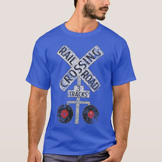 Train Railroad Crossing Lights Distressed Tshirt (Vorderseite)