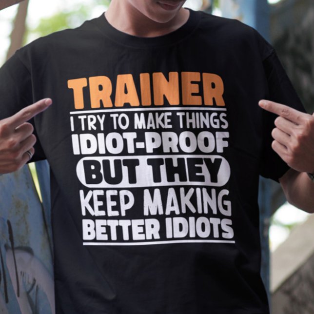 Trainer Ich versuche, Dinge zu einem lustigen Spri T-Shirt (Von Creator hochgeladen)