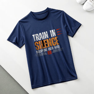 Trainiere in Stille Disziplin über Lärm Gym Motiva T-Shirt