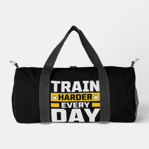 Trainiere jeden Tag härter – Gym Motivation Duffle Bag