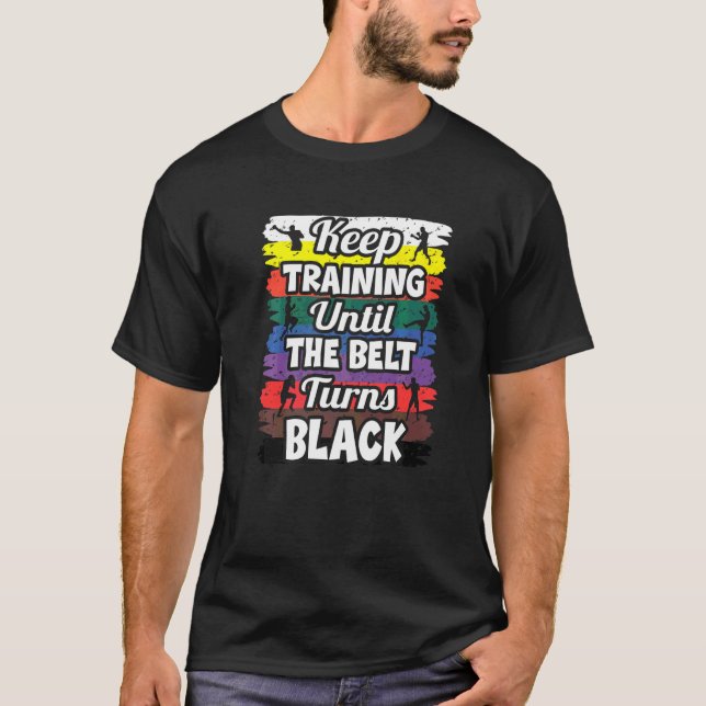 Trainiere weiter, bis der Gürtel schwarz wird  Kar T-Shirt (Vorderseite)