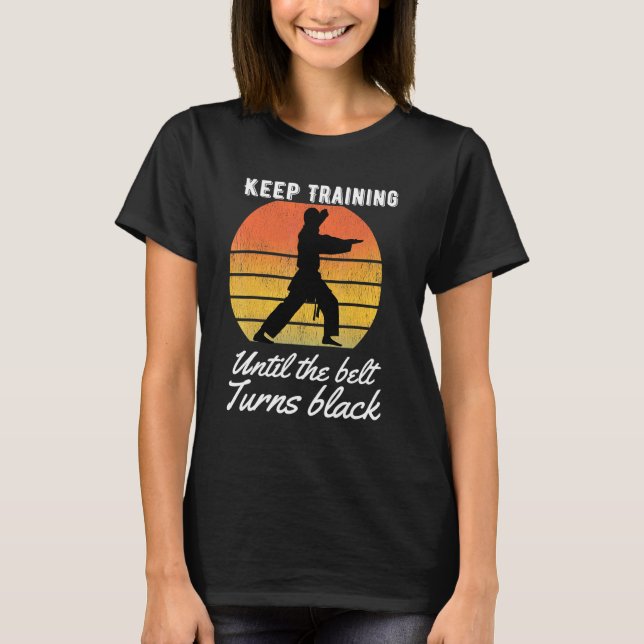 Trainiere weiter, bis der Gürtel schwarz wird Kara T-Shirt (Vorderseite)