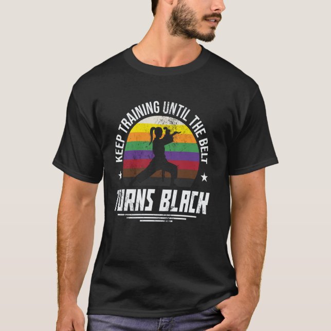 Trainiere weiter, bis der Gürtel schwarz wird, Mut T-Shirt (Vorderseite)
