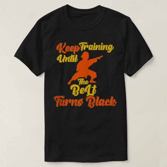 Training behalten, bis der Gürtel schwarz wird T-Shirt (Design vorne)