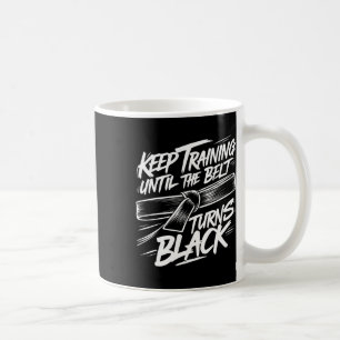 Training behalten, bis der Gürtel schwarze Karate Kaffeetasse