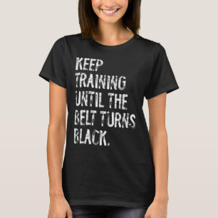 Training behalten, bis der Gürtel zu Black Karate T-Shirt