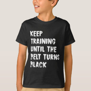 Training behalten, bis der Gürtel zu Black Karate T-Shirt