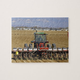 Traktor, der eine Mais-Sämaschine zieht.