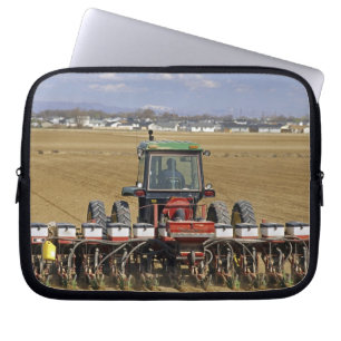 Traktor, der eine Mais-Sämaschine zieht. Laptopschutzhülle