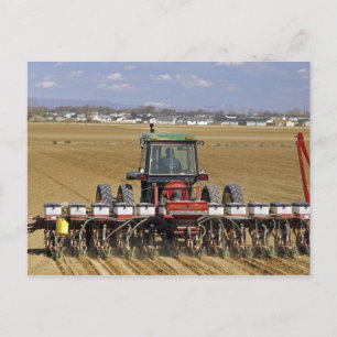 Traktor, der eine Mais-Sämaschine zieht. Postkarte