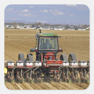 Traktor, der eine Mais-Sämaschine zieht. Quadratischer Aufkleber