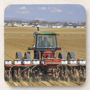 Traktor, der eine Mais-Sämaschine zieht. Untersetzer