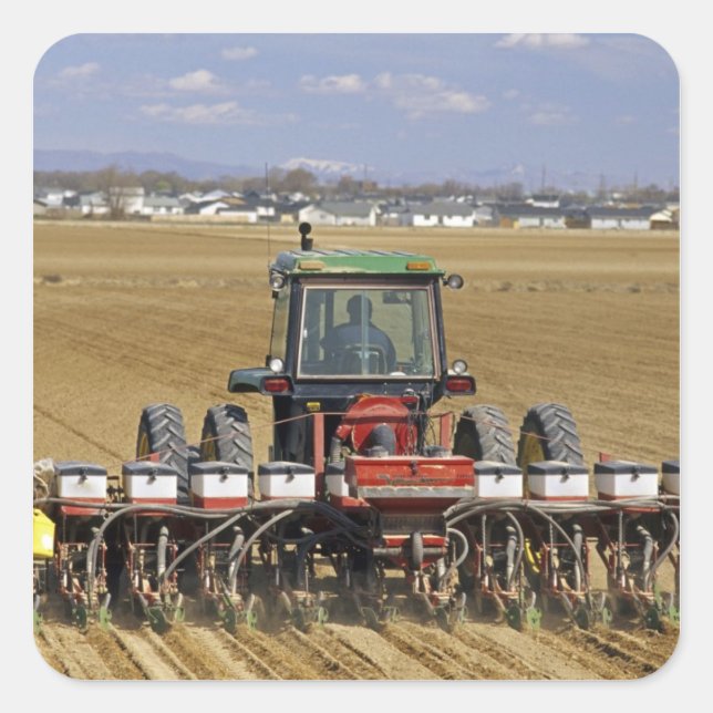 Traktor, der einen Samenkornpflanzer zieht. Quadratischer Aufkleber (Vorderseite)