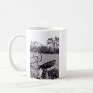 Traktor im hohen Gras Kaffeetasse