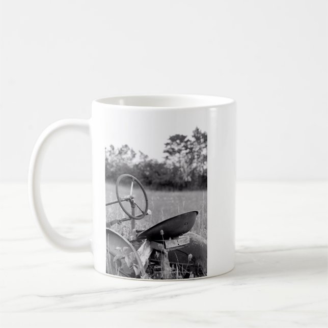 Traktor im hohen Gras Kaffeetasse (Links)