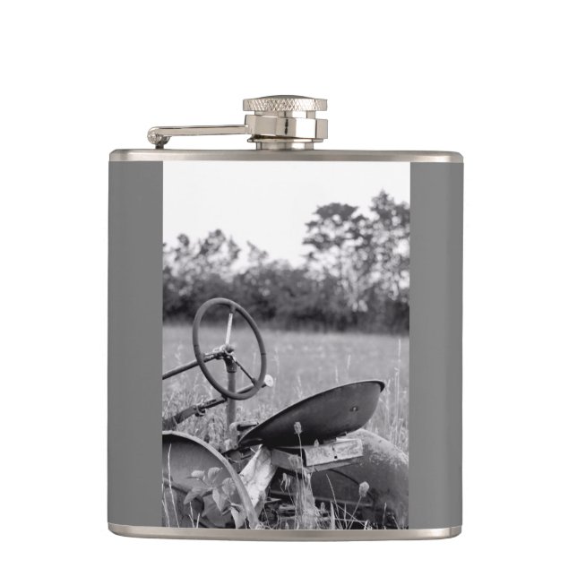 Traktor in der langen Grasflasche Flachmann (Vorderseite)